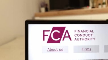 Konskie, Polonya - 13 Nisan 2023: Finansal İdari İdare (FCA) düzenleyici organlar web sitesi dizüstü bilgisayar ekranında gösterildi