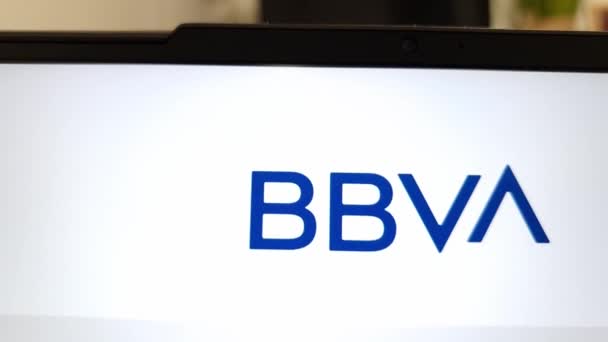 コンスキー ポーランド 2023年4月13日 Bbva金融サービス会社のウェブサイトは ラップトップコンピュータの画面に表示されます — ストック動画