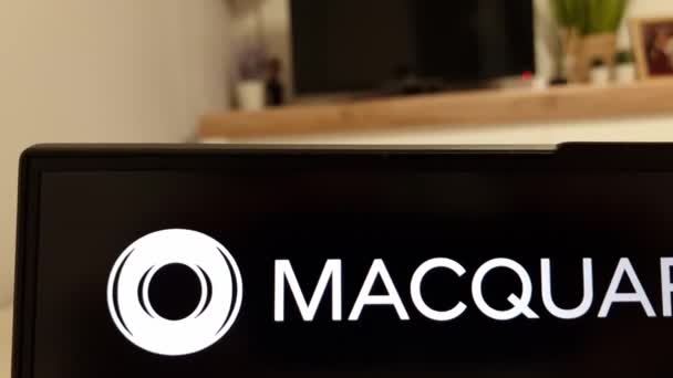 Konskie โปแลนด เมษายน 2023 บไซต ของ Macquarie มบร การทางการเง แสดงบนหน — วีดีโอสต็อก