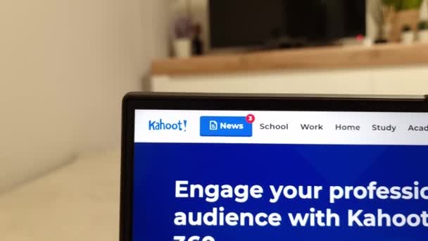 폴란드 2023 Kahoot Online Quiz Platform Website Display Laptop Computer — 비디오