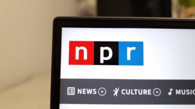 Konskie, Polonya - 13 Nisan 2023: Ulusal Kamu Radyosu (NPR) kar amacı gütmeyen medya örgütü web sitesi dizüstü bilgisayar ekranında sergilendi