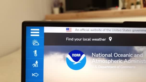 波兰Konskie 2023年4月13日 国家海洋和大气管理局 Noaa 美国政府机构网站在笔记本电脑电脑屏幕上显示 — 图库视频影像