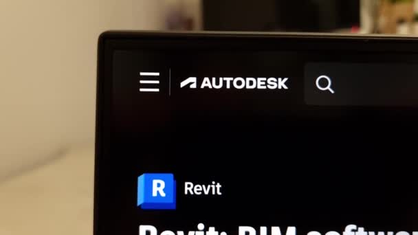 波兰Konskie 2023年4月13日 Autodesk Revit软件工具网站在笔记本电脑屏幕上显示 — 图库视频影像