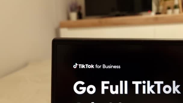 Konskie โปแลนด เมษายน 2023 บไซต ดการโฆษณา Tiktok แสดงบนหน าจอคอมพ วเตอร — วีดีโอสต็อก
