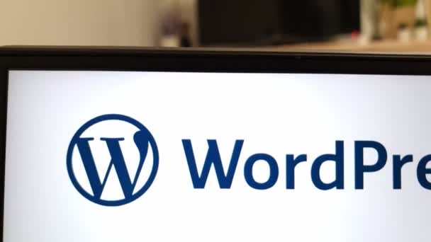 Konskie Polonya Nisan 2023 Wordpress Platformu Dizüstü Bilgisayar Ekranında Gösterildi — Stok video