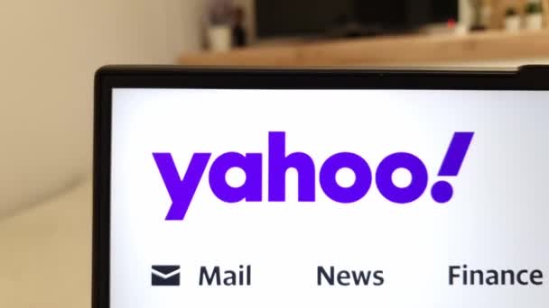 Konskie Lengyelország Április 2023 Yahoo Keresőmotor Honlapján Megjelenik Laptop Számítógép — Stock videók