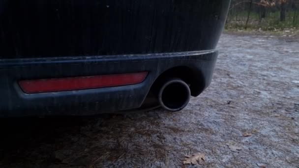 森の中に駐車汚れた車の底に排気管 道路の旅 — ストック動画