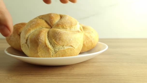 手从盘子里抓起新鲜的烤面包包 饮食概念 — 图库视频影像