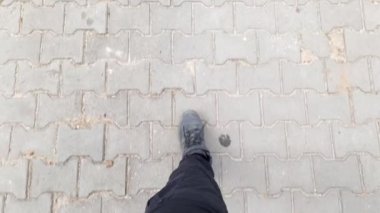 Parkta kaldırımda spor ayakkabılarla yürümek. Eğlence, aktif yaşam tarzı, açık hava aktivitesi kavramları