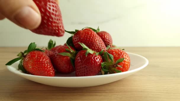 Hand Legt Frische Erdbeeren Vom Lokalen Markt Auf Einen Teller — Stockvideo