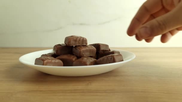 Καραμέλες Σοκολάτας Νόστιμο Επιδόρπιο Ένα Πιάτο Χέρι Αλίευση Γλυκό Σνακ — Αρχείο Βίντεο