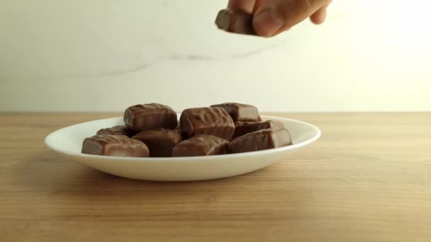 Čokoládové Bonbóny Lahodný Dezert Talíři Ruka Dává Sladkou Svačinku — Stock video