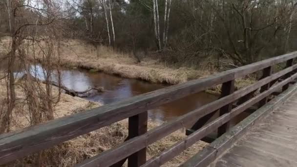Pusty Zabytkowy Drewniany Most Nad Spokojną Rzeką Turystyka Turystyka Piesza — Wideo stockowe