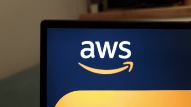 Konskie, Polonya - 25 Nisan 2023: Amazon Web Hizmetleri AWS web sitesi dizüstü bilgisayar ekranında gösterildi