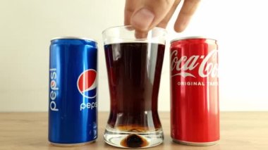 Konskie, Polonya - 25 Nisan 2023: Bir bardak dolusu Pepsi veya Coca Cola