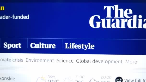 Конске Польша Апреля 2023 Года Сайт Британской Ежедневной Газеты Guardian — стоковое видео