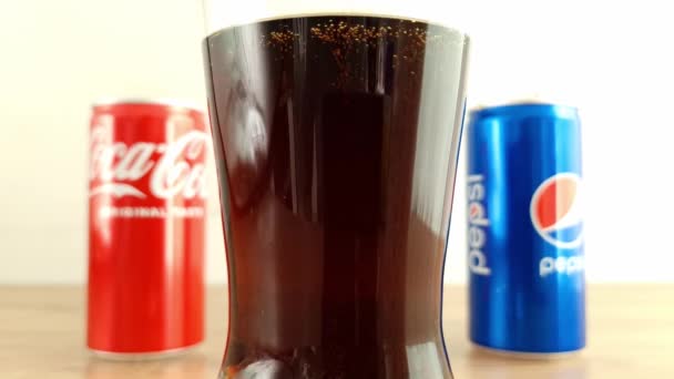 Konskie Polônia Abril 2023 Copo Cheio Pepsi Bebida Coca Cola — Vídeo de Stock