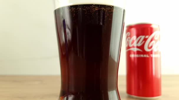 Konskie Polônia Abril 2023 Copo Cheio Bebida Coca Cola — Vídeo de Stock