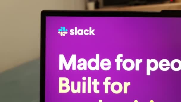 Konskie Lengyelország Április 2023 Slack Üzenetküldő Alkalmazás Honlapja Megjelenik Laptop — Stock videók