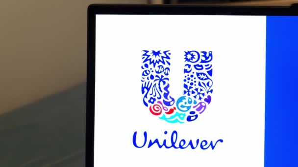 Konskie Polonya Nisan 2023 Unilever Firmasının Web Sitesi Dizüstü Bilgisayar — Stok video