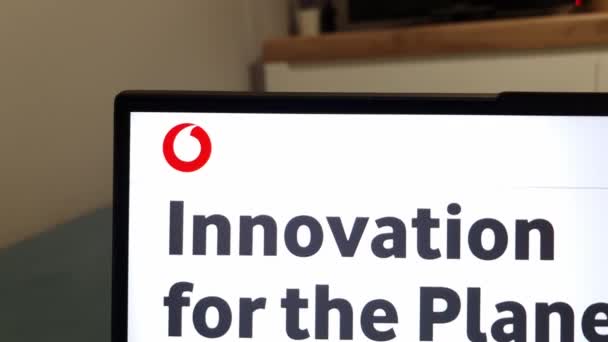 Konskie Polonya Nisan 2023 Vodafone Group Web Sitesi Dizüstü Bilgisayar — Stok video
