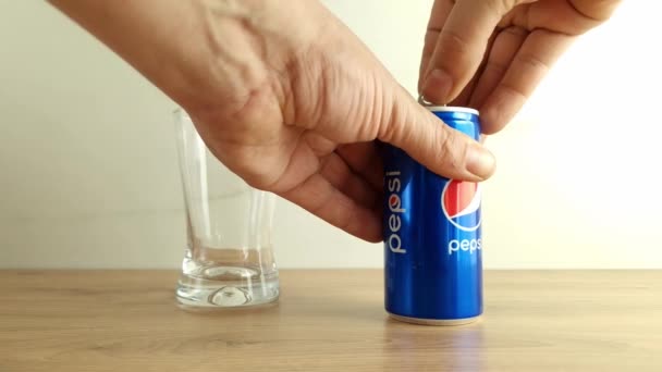 Konskie Polonia Abril 2023 Abre Lata Pepsi Vierte Vaso — Vídeos de Stock