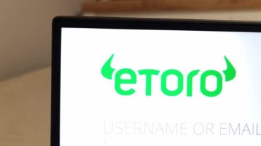 Konskie, Polonya - 24 Nisan 2023: Etoro finans hizmetleri şirketi web sitesi dizüstü bilgisayar ekranında gösterildi