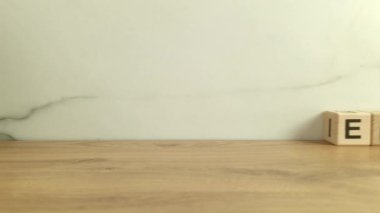Tahta bloklardan İngilizce kelime. İngilizce öğrenme kavramı