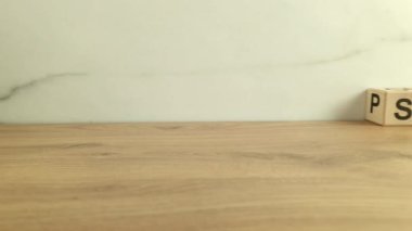 Kelimeler ahşap bloklardan yazılıyor. İngilizce öğrenme, eğitim kavramı