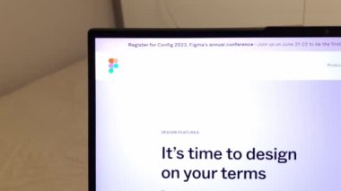 Konskie, Polonya - 03 Mayıs 2023: Figma çevrimiçi vektör grafik düzenleyici web sitesi dizüstü bilgisayar ekranında gösterildi