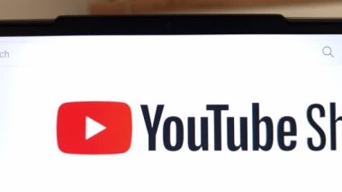 Konskie, Polonya - 03 Mayıs 2023: YouTube Shorts web sitesi dizüstü bilgisayar ekranında gösterildi