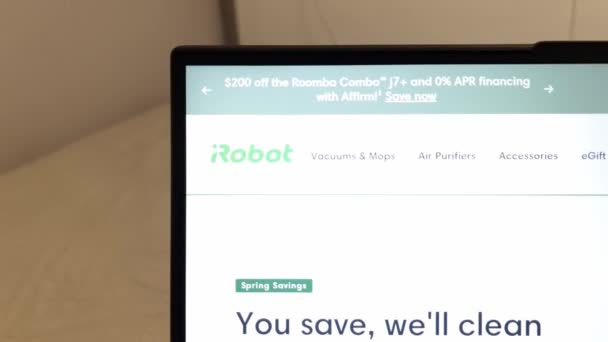 Konskie ポーランド 2023年5月3日 Irobotアメリカの技術会社のウェブサイトは ラップトップコンピュータの画面に表示されます — ストック動画