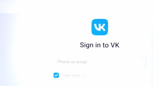Konskie ポーランド 2023年5月3日 Vkロシアのオンラインソーシャルメディアサービスのウェブサイトは ラップトップコンピュータの画面に表示されます — ストック動画