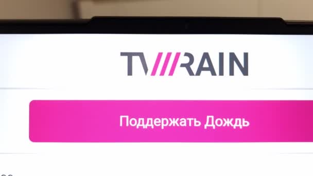 Konskie ポーランド 2023年5月3日 テレビ雨の独立したロシアのテレビチャンネルウェブサイトがラップトップコンピュータ画面に表示されます — ストック動画
