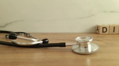 Steteskopla ahşap bloklardan yapılmış hastalık kelimesi. Sağlık ve tıbbi konsept