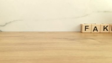 Tahta bloklardan yapılmış sahte bir kelime. Yanlış bilgilendirme, yanıltıcı haber kavramı