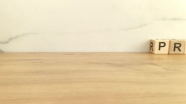 Sözcük anaokulu tahta bloklardan yapılmış. Eğitim kavramı