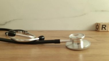 Masadaki tahta bloklardan steteskoplu Rubella kelimesi. Tıbbi konsept