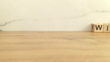 Ahşap harflerden yapılmış bilgece bir kelime. Bilgelik, felsefe, bilgi kavramları