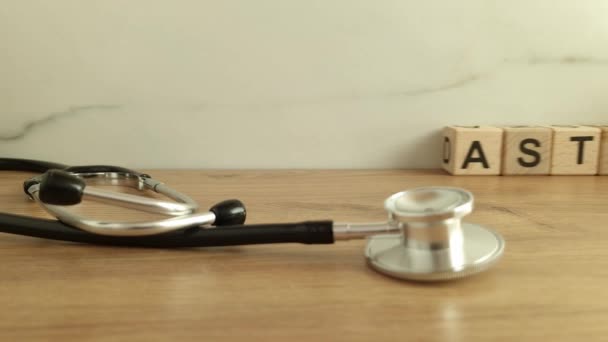 Słowo Astma Drewnianych Bloków Stetoskopem Koncepcja Medyczna — Wideo stockowe
