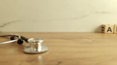 Sözcük kürtajı, steteskopla tahta bloklardan yapılmış. Kadın hakları, kürtaj yasağı