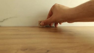 Tahta bloklardan gelen harf boyası. Kısaltmayı kendin yap. Hobi, yaratıcılık, zanaat kavramları