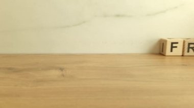 Kelime manyağı tahta bloklardan yapılmış. Kişilik bozukluğu, akıl sağlığı, psikoloji konsepti