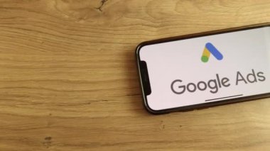 Konskie, Polonya - 06 Mayıs 2023: Google Ağ logosu cep telefonu ekranında gösterildi