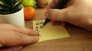 İnsan el yazısı gelecek hedefleri - yapışkan notla mutlu ol. Motivasyon kavramı