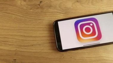 Konskie, Polonya - 06 Mayıs 2023: Cep telefonu ekranında gösterilen Instagram uygulaması logosu