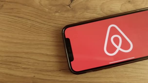 Konskie ポーランド 2023年5月6日 Airbnbのオンラインマーケットプレイスロゴが携帯電話の画面に表示される — ストック動画