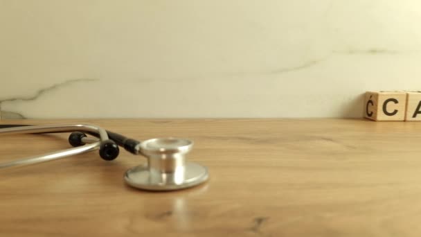Katarak Yang Dibuat Dari Balok Kayu Dengan Stetoskop Konsep Pengobatan — Stok Video