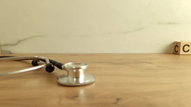 言葉肝硬変は聴診器で木製のブロックから作られました 医療の概念 — ストック動画