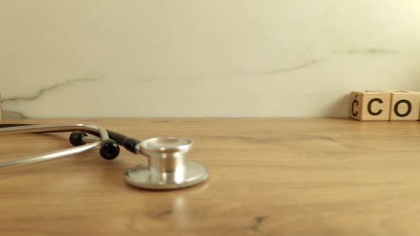 Ord Koma Gjord Träklossar Med Stetoskop Medicin Och Hälso Och — Stockvideo
